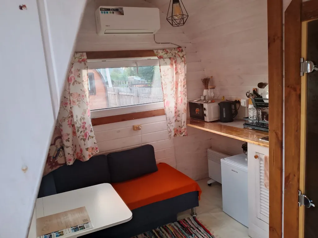 Дома возле Катуни среди гор