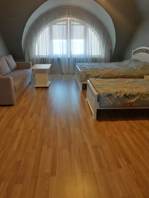 Весь этаж в общем доме у моря и большим садом с беседкой