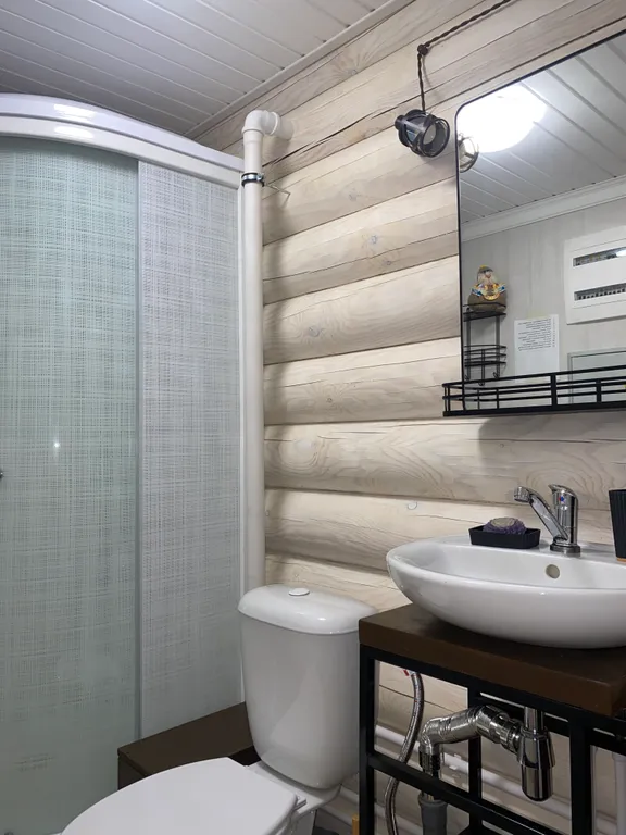 Уютный домик в лесу у пруда