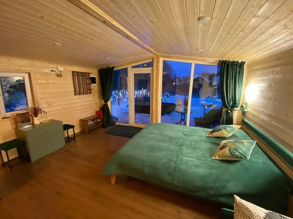 Уютный домик с банным чаном в окружении леса