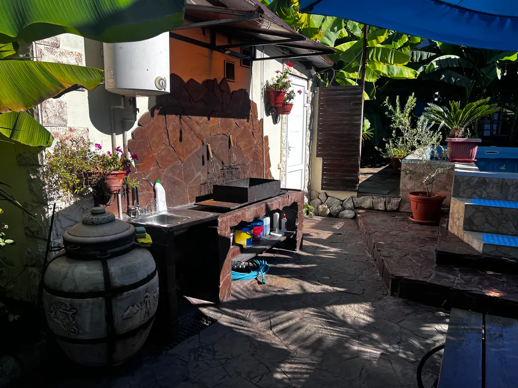 Трехместный номер с двухспальной кроватью и односпальным диваном