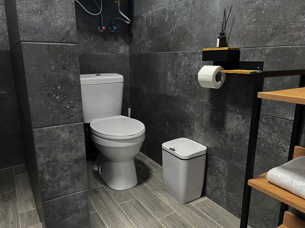 Уютный дом среди гор и леса