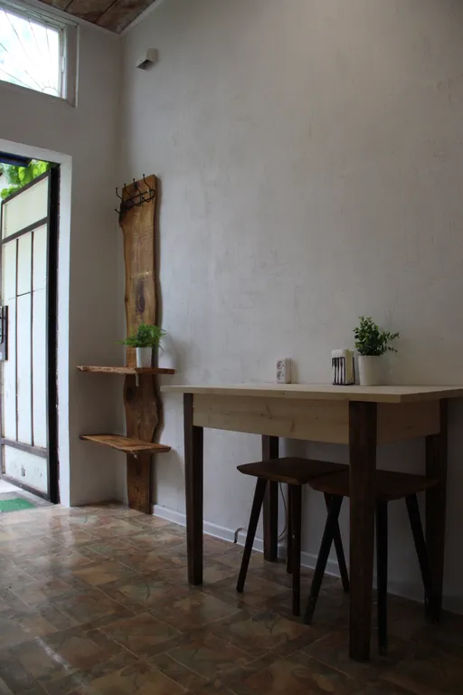 Уютный домик Много дерева