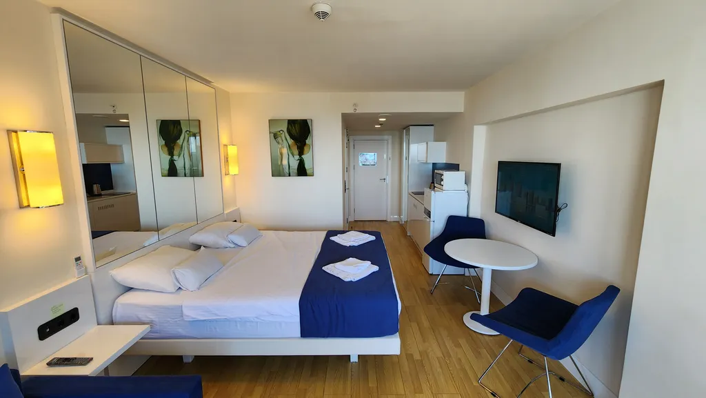 Вид на город и море