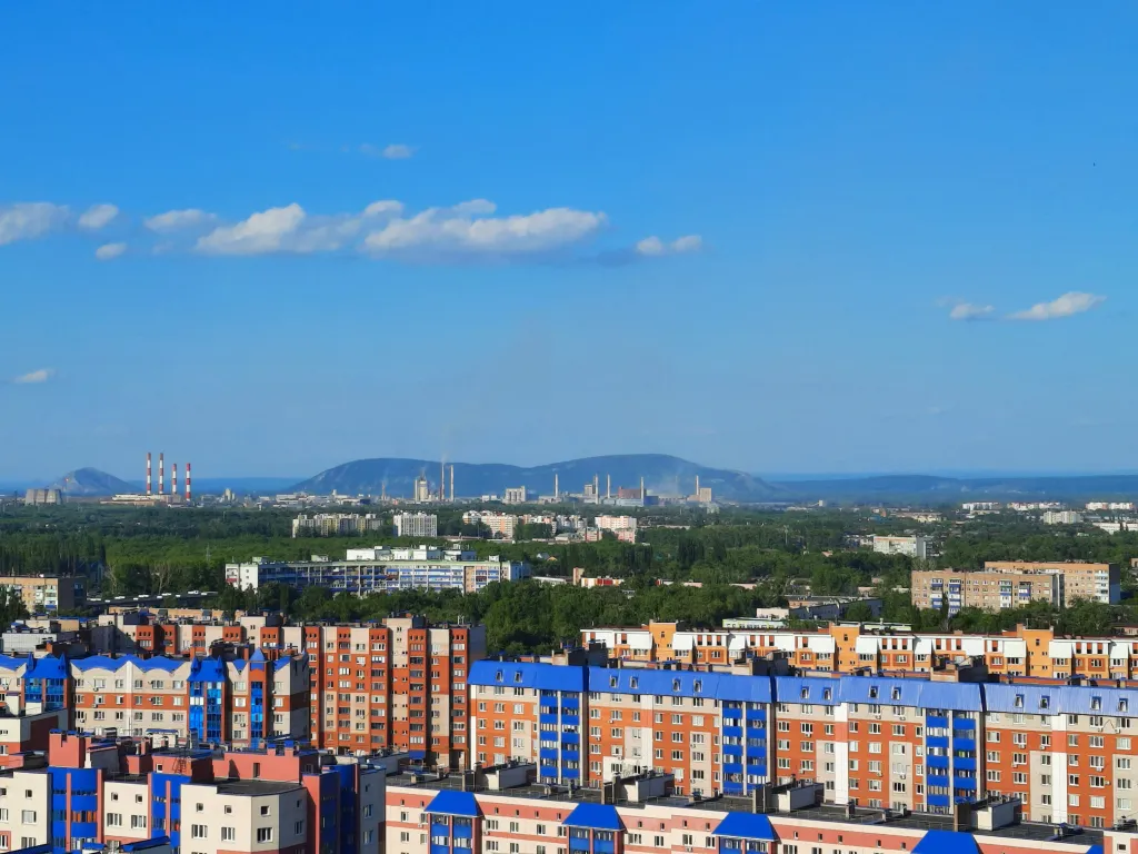 Смотровая квартира с панорамным видом на город с диваном и кроватью