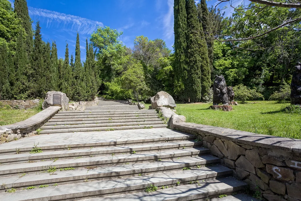 Золотой Ананас с видом на море