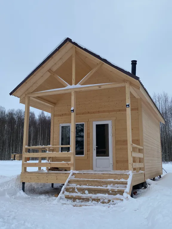 Домик на берегу реки