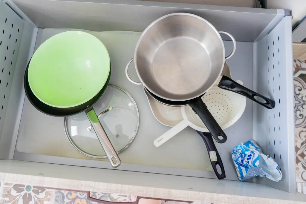 Студия с камином, деревом и видом на реку