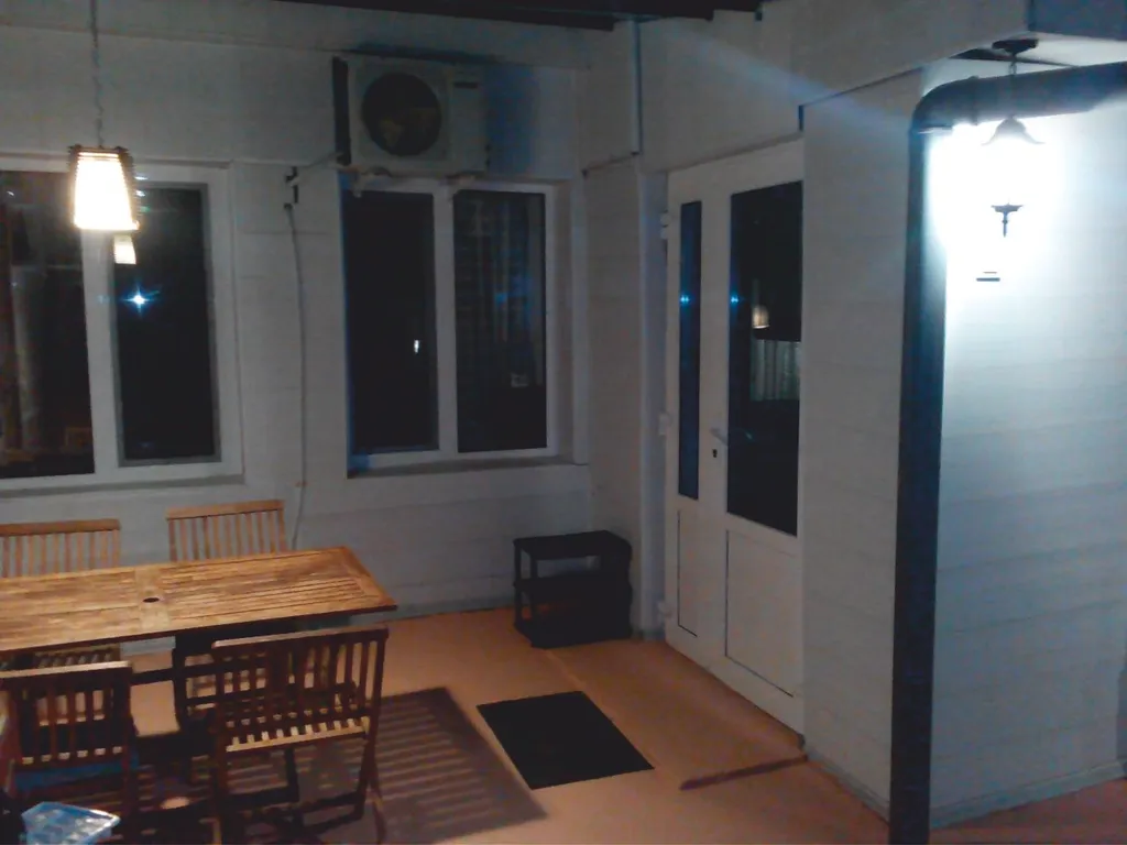 Уютный дом с отдельным двором, зоной барбекю и парковочным местом