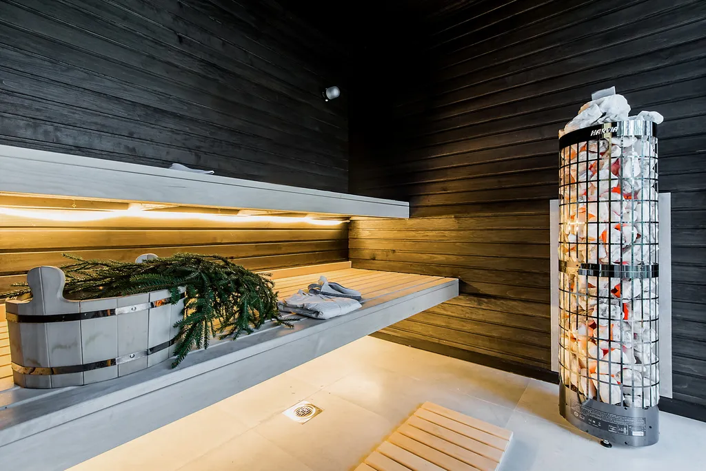 Уютный дом в окружении  леса