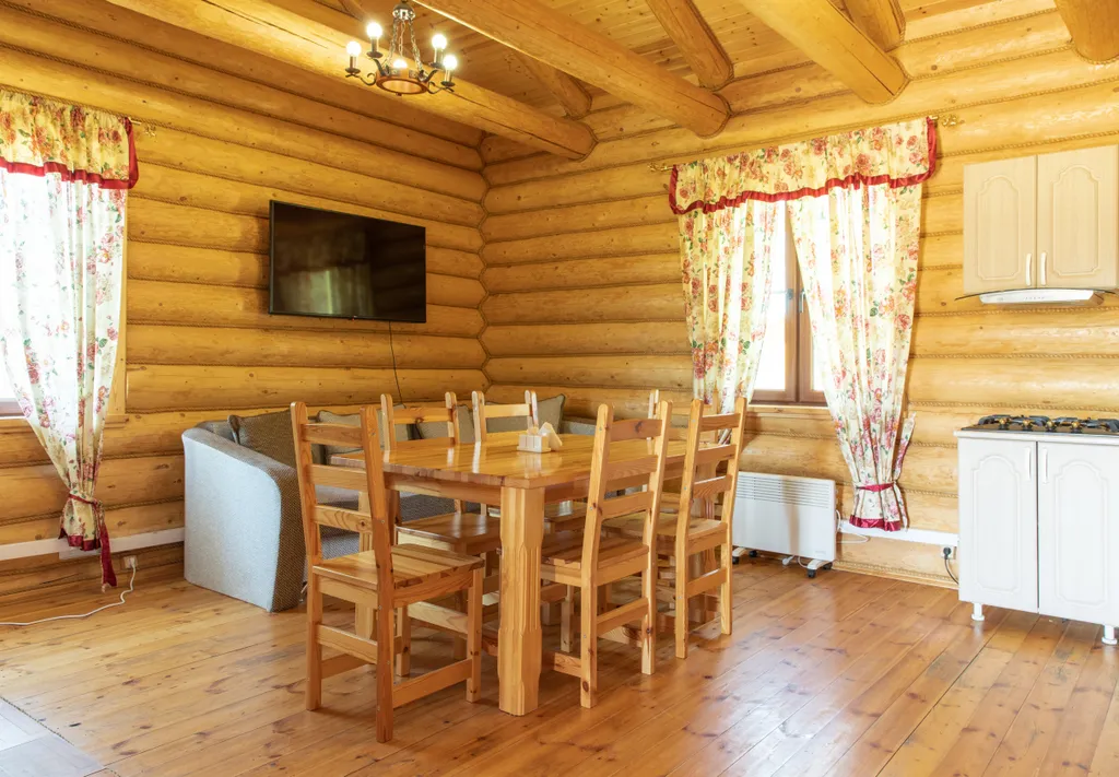 Дом рядом с озером