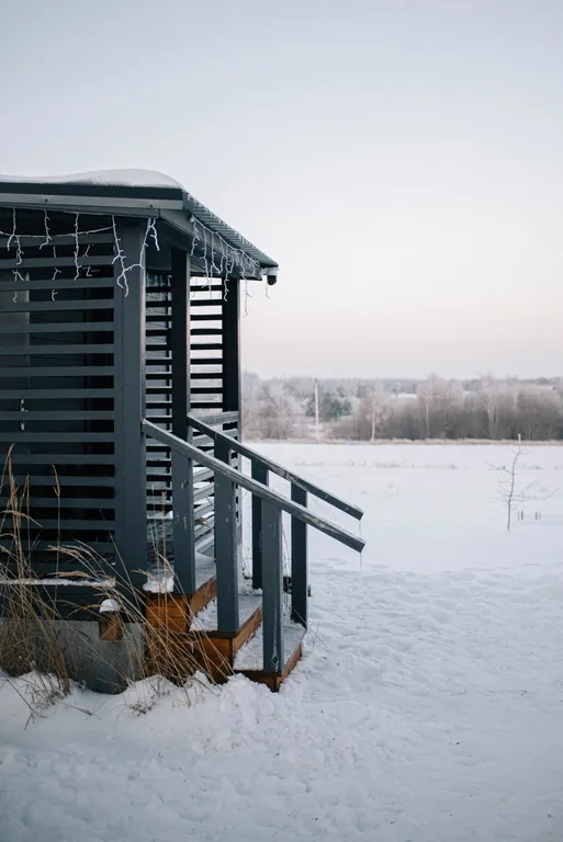 Дом с видом на закат, поле и лес