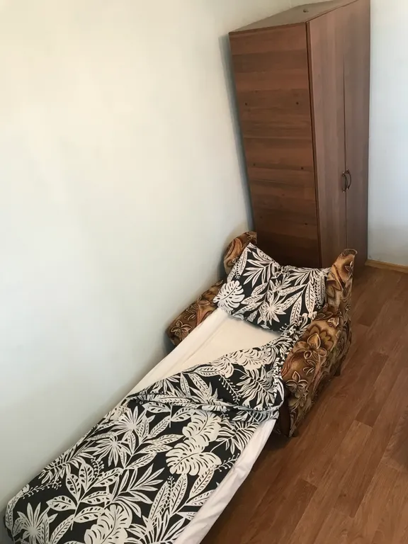 Уютная комната в центре города с видом на море