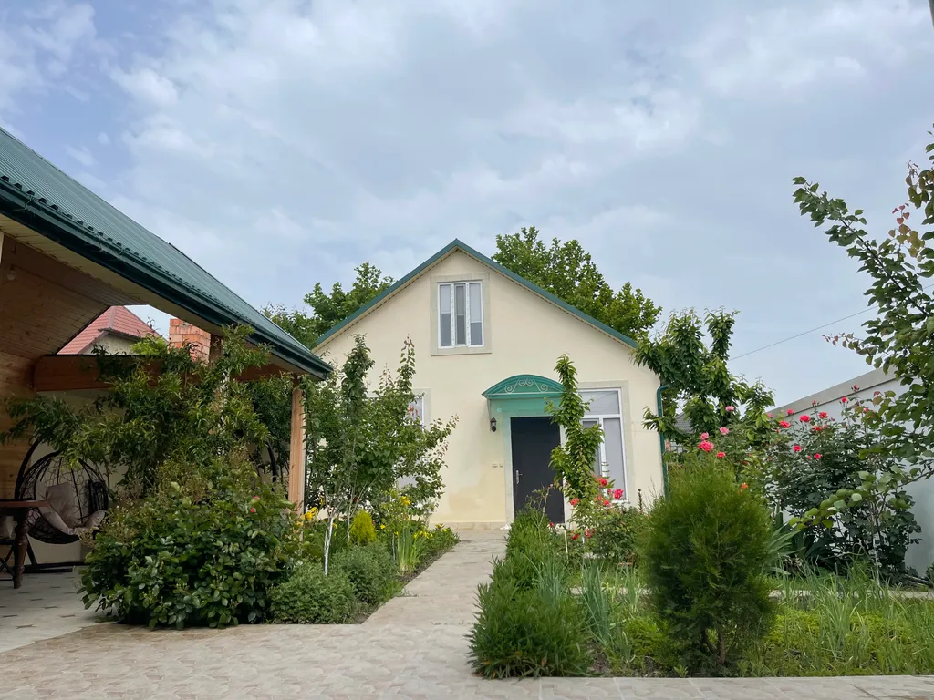 Коттедж Уютный дом у мopя с садом перед домом — Махачкала