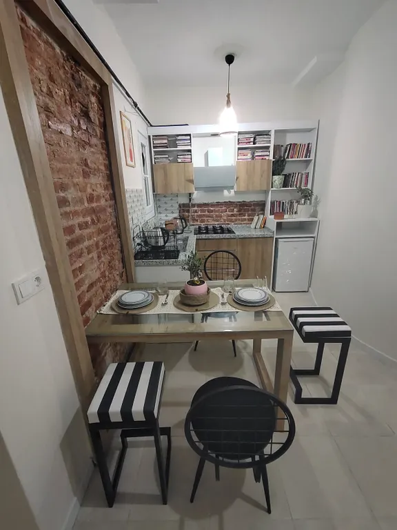 2br and 2bath balcony 8 min to metro