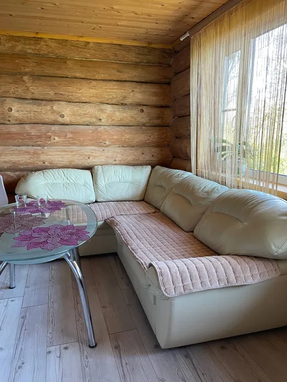 Дом в лесу среди сосен