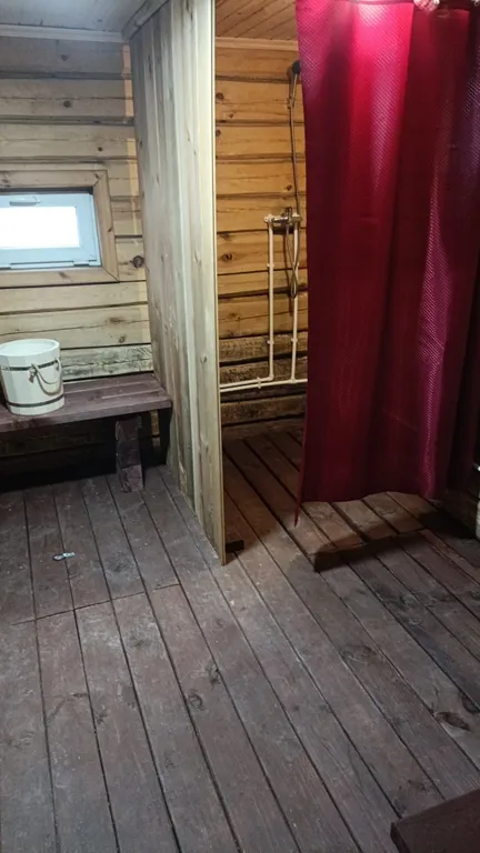 Домик в деревне на берегу реки