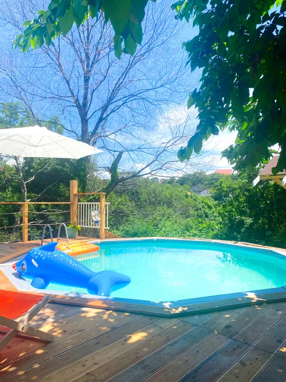 Дом с подогреваем бассейном, зоной отдыха в самом центре Новороссийска