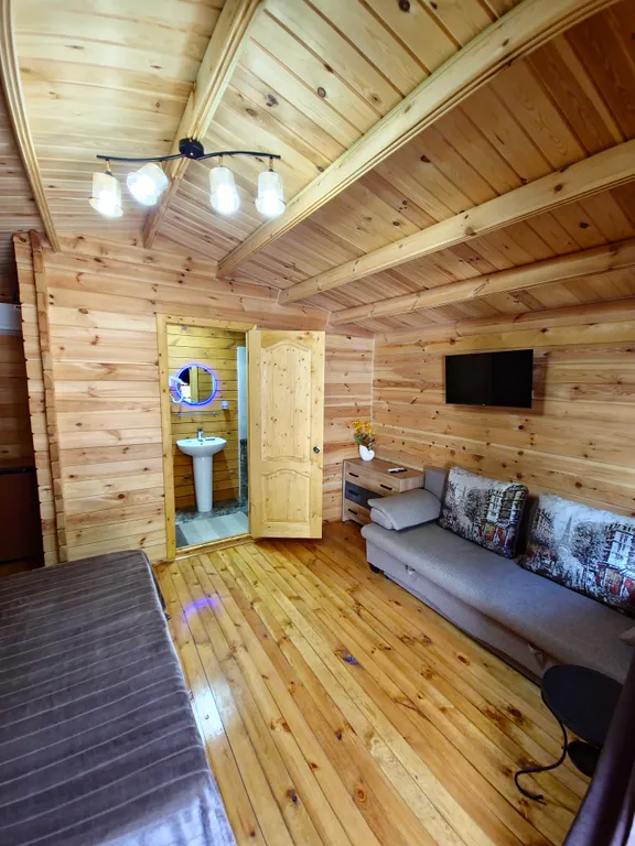 Коттедж Эко домик с парковкой рядом с горной рекой — Гагра