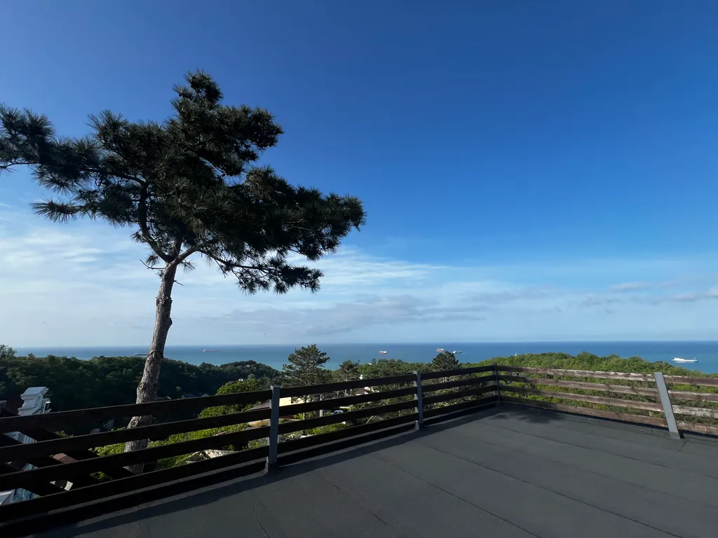 Gide villa посреди леса с видом на море