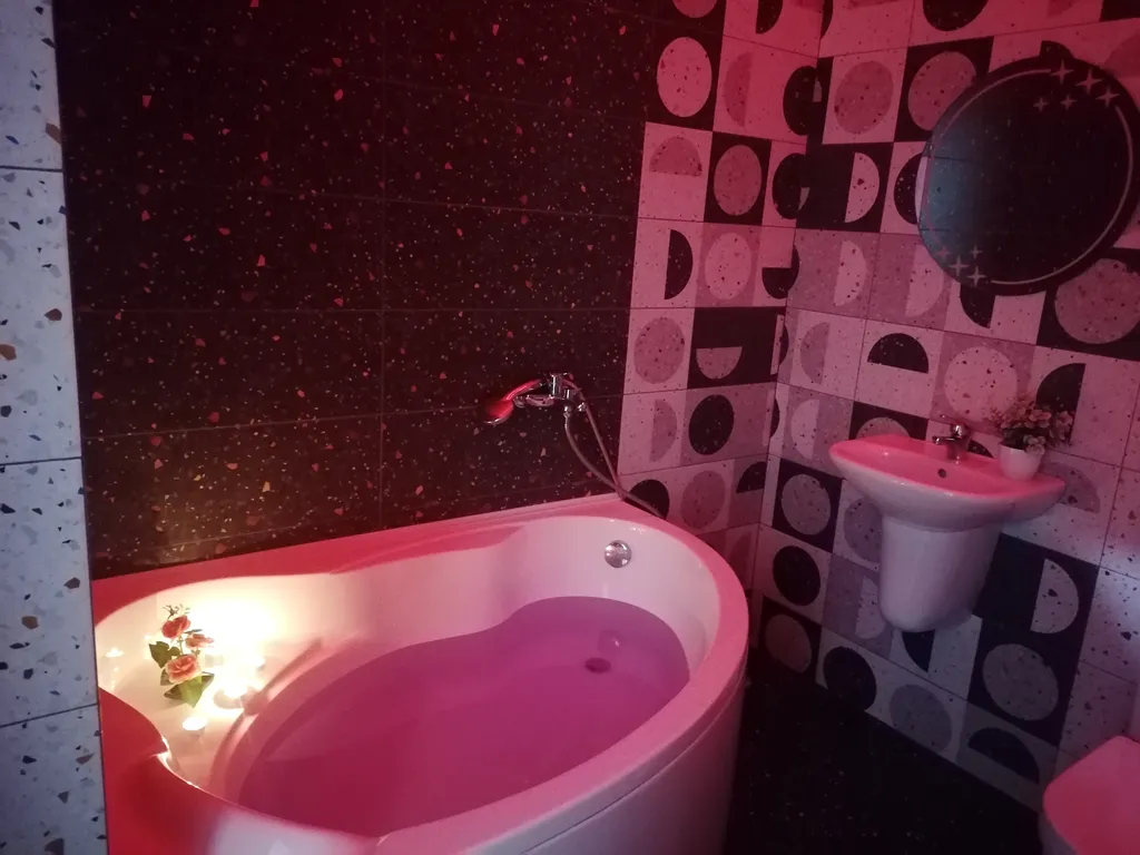 Современная студия с огромной ванной