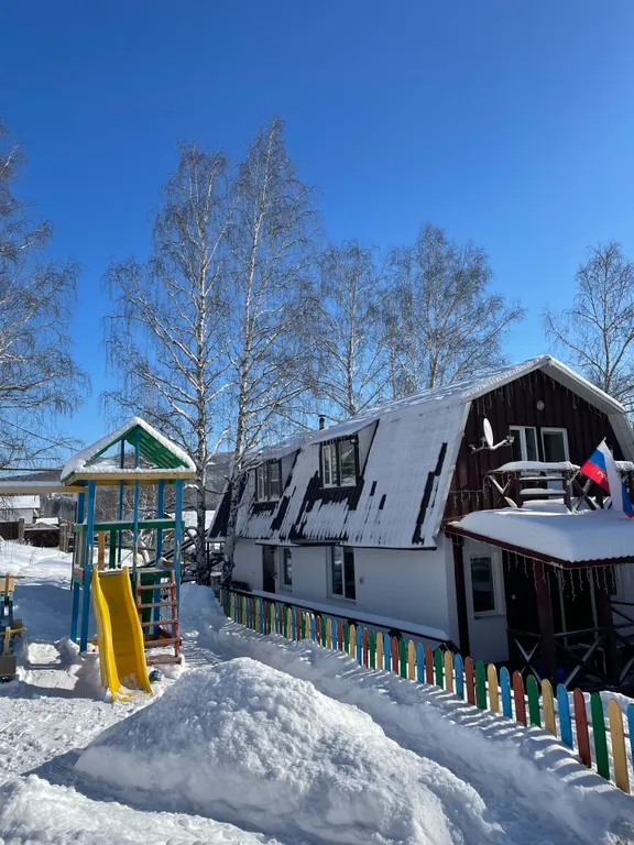 Дом с баней и детской площадкой, рядом лес и горы