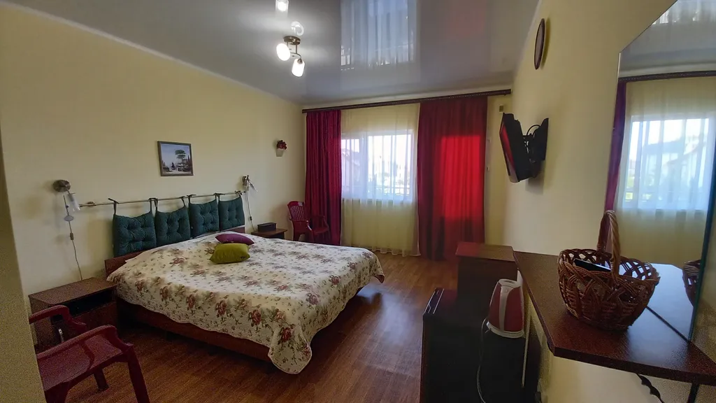 Уютная комната спальня для 2х гостей