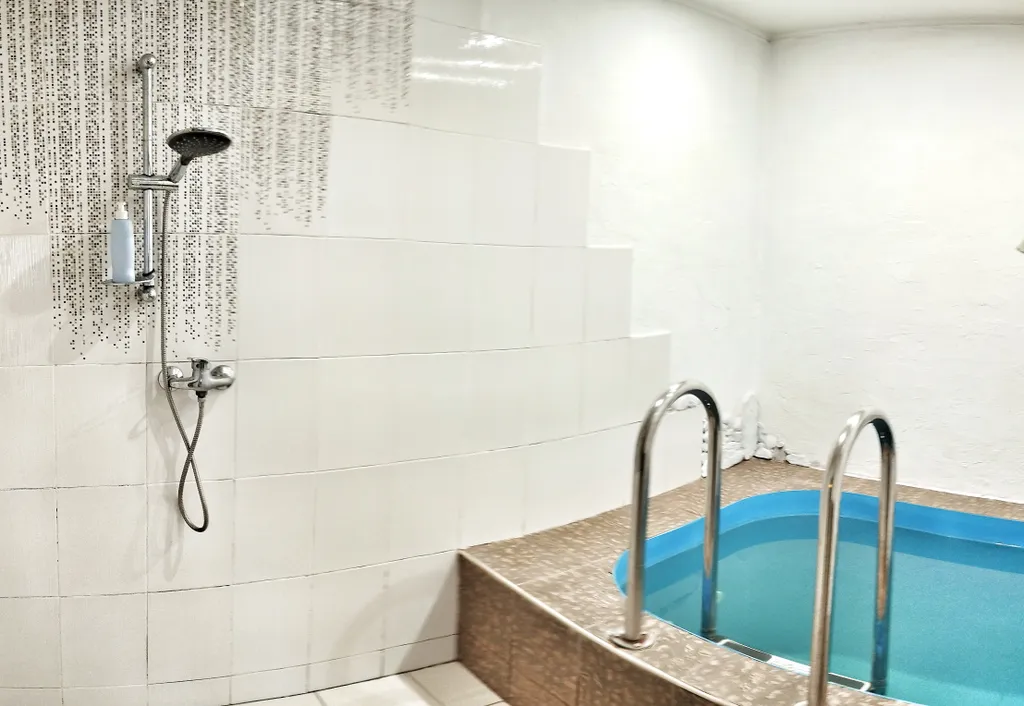 Коттедж под Минском с баней, озером, беседкой