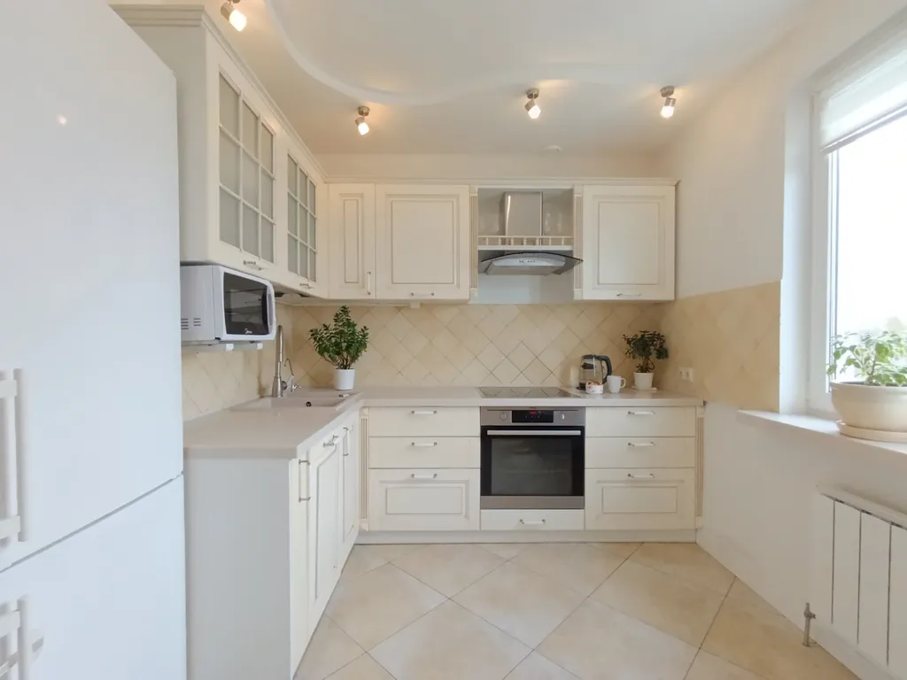 Светлая трёхкомнатная квартира у метро, 4 станции до центра, парковка