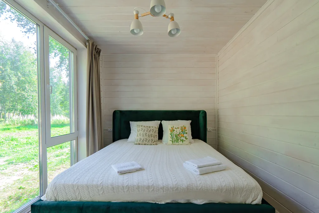 Дом с панорамным видом на озеро, большой