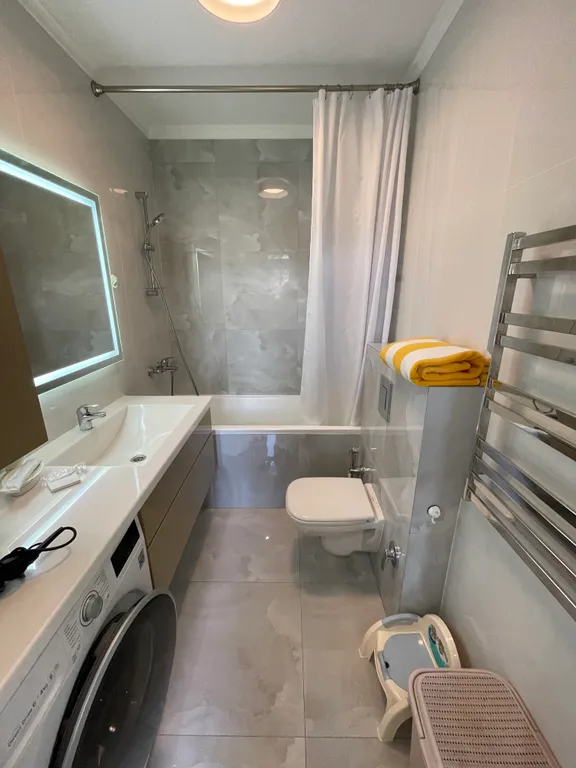 Евро-двухкомнатный апартамент Айсберг с балконом и видом на Храм