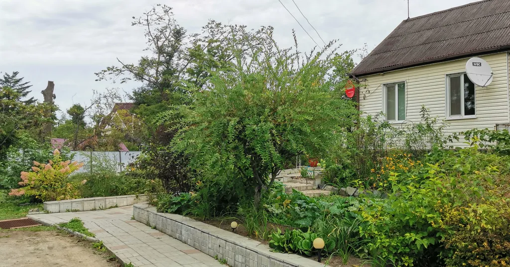 Уютный загородный дом с красивой благоустроенной территорией.