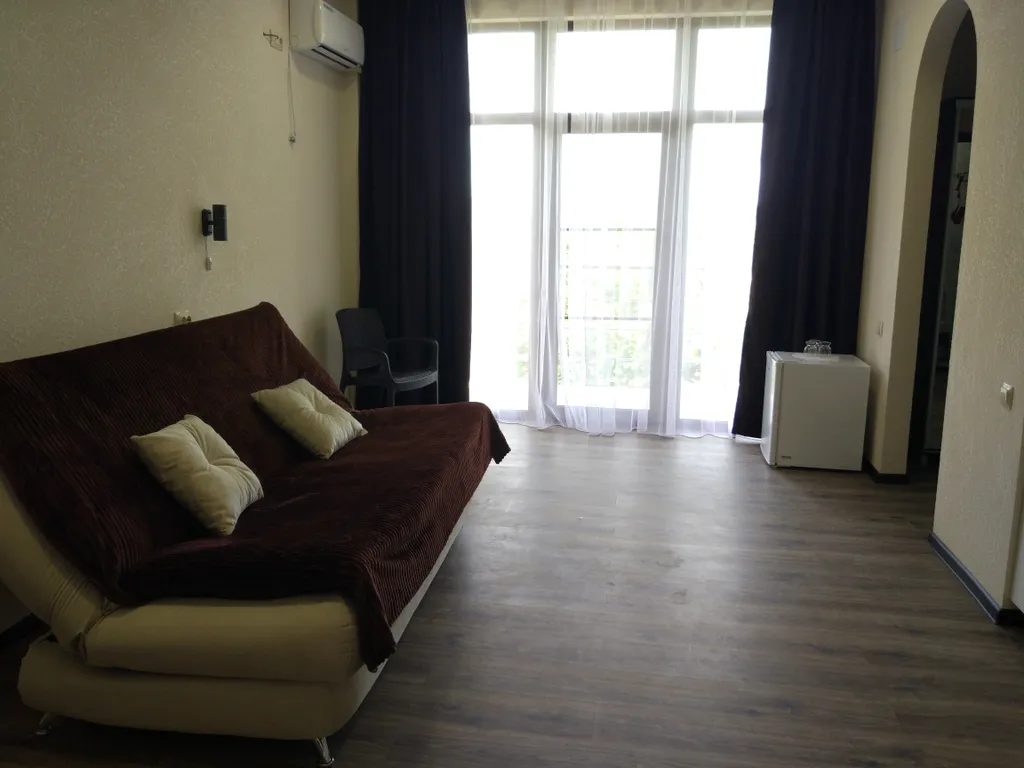 Двухкомнатный люкс с двумя балконами с видом на море и горы.