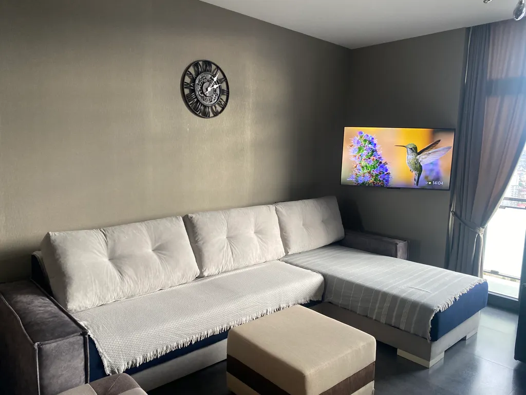 Большая высокая светлая студия на 26 этаже