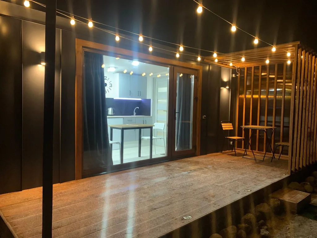 Уютный лесной домик на берегу ручья с выходом в лес