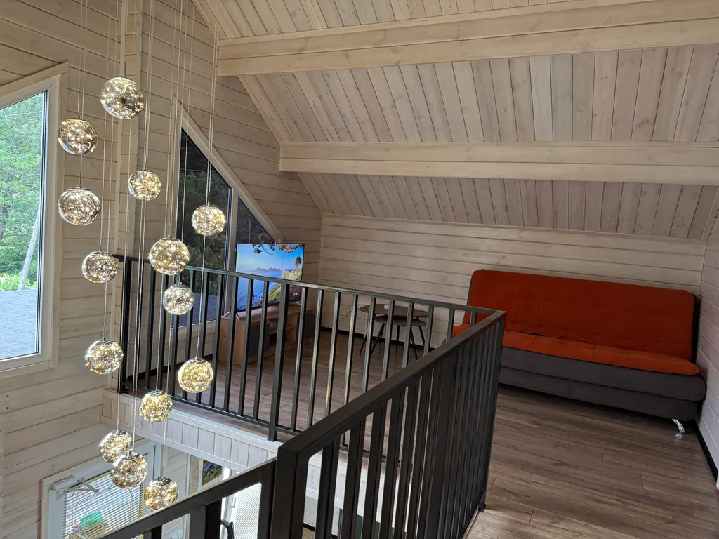 Уютный дом у реки