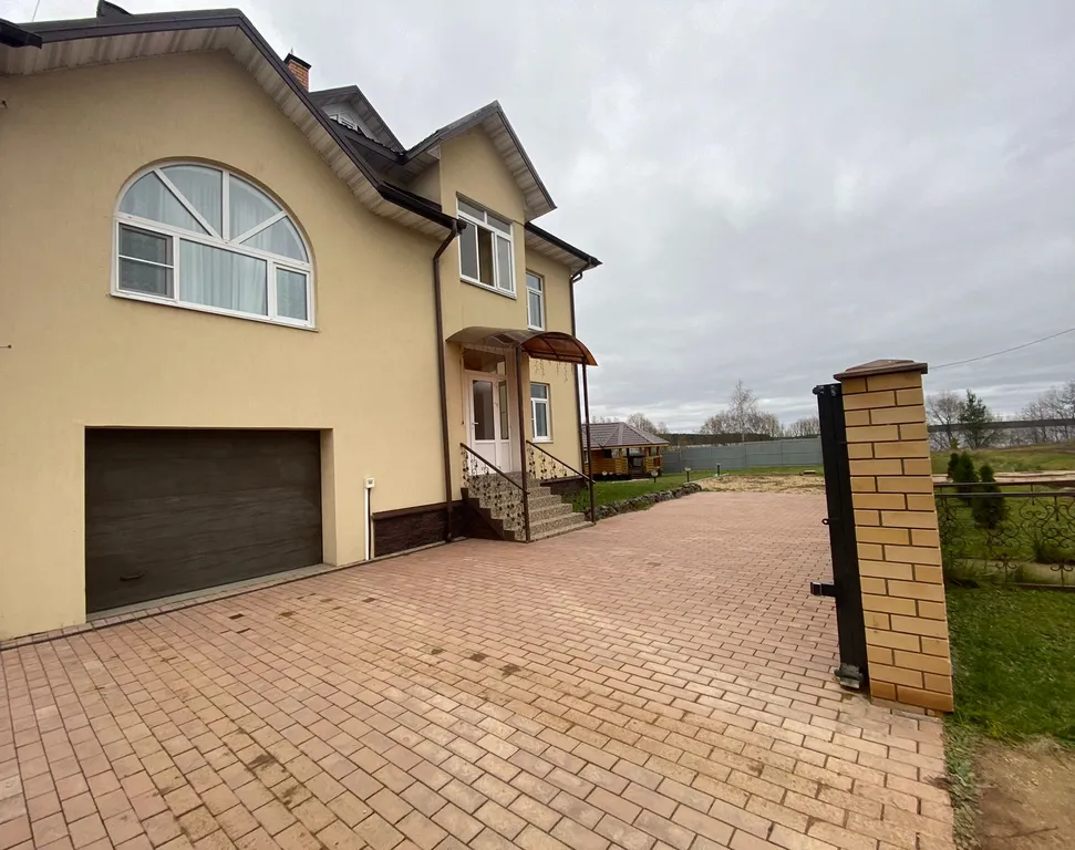 Трёхэтажный дом на берегу Волги