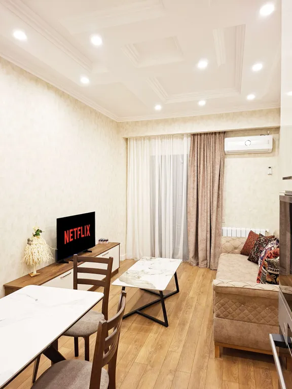 Просторная трехкомнатная квартира в центре Тбилиси с видом на рекуКуру