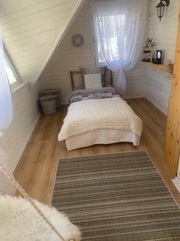 Дом на берегу озера с собственной конюшней