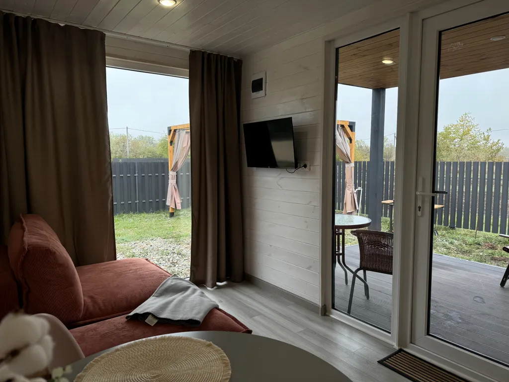 Домик с панорамными окнами и беседкой