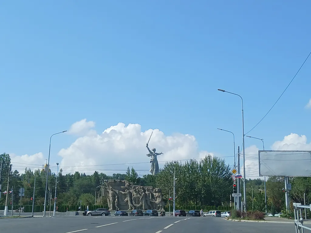 Жизнь с видом реку: огромная лоджия с панорамным остеклением в пол!