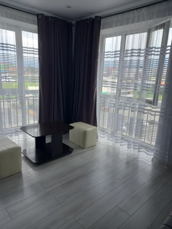 Уютная квартира с панорамным окнами и видом на горы