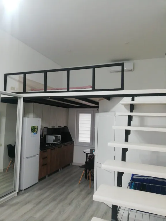 Студия в гостевом доме на 3 этаже с видом на море и горы