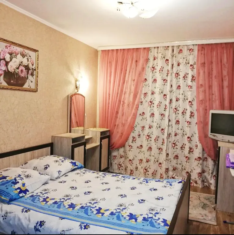 Просторная квартира через дорогу от территории монастыря