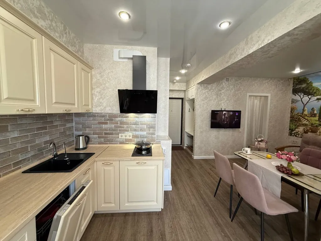 Просторная квартира рядом с видом на море, зона отдыха и бассейн