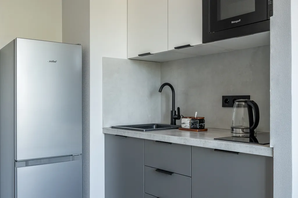 Светлая квартира с креслом на балконе