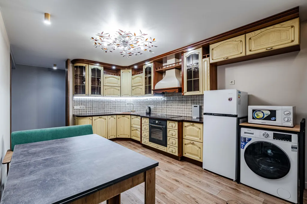 Квартира Уютная комната с выходом на балкон в трёхкомнатной квартире — Екатеринбург