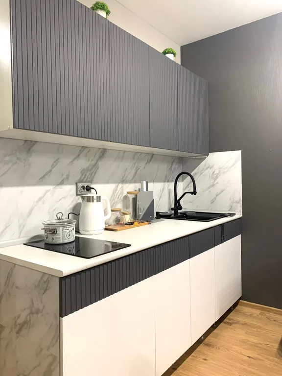 Студия с барной стойкой у окна