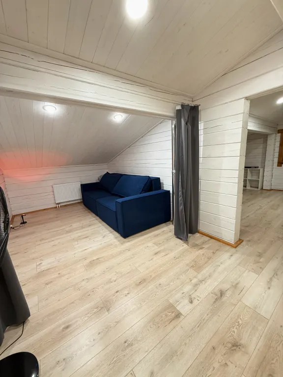 Белый дом и сосны