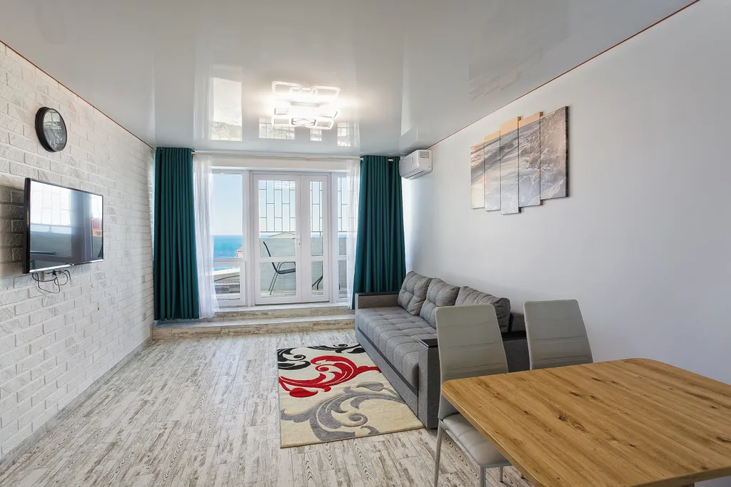 Светлый апартамент с видом на море